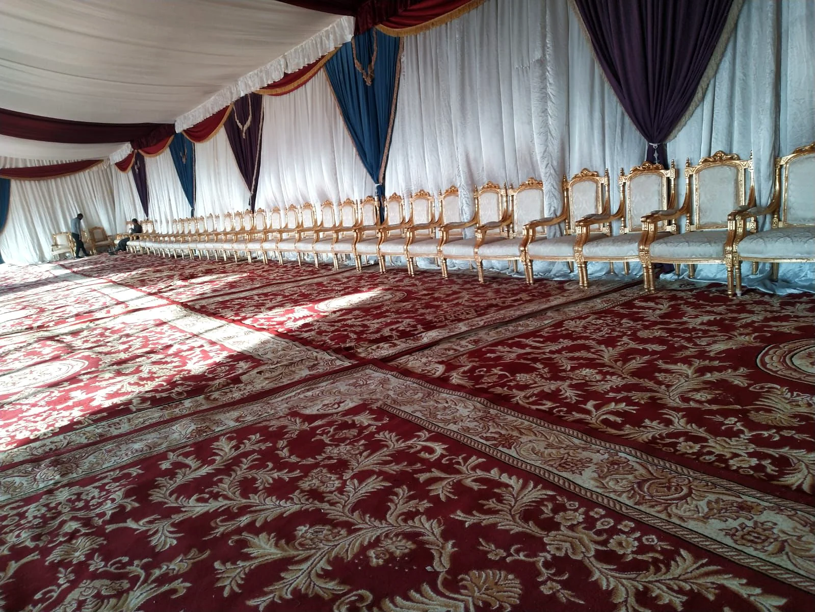 خيمة مجهزة بديكورات الستائر والمقاعد والسجاد