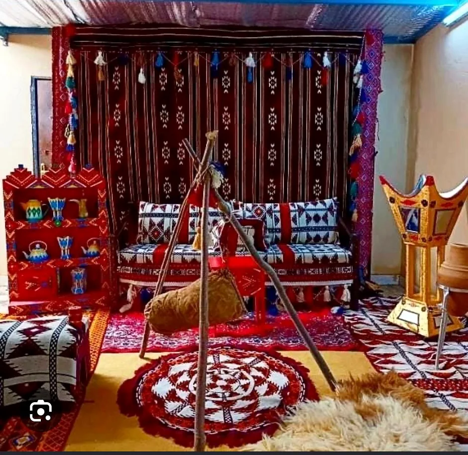 تجهيز ركن تراثي بألوان حمراء وتفاصيل زخرفية