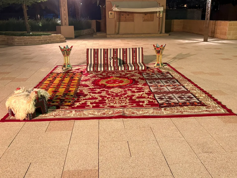 سجاد أحمر تقليدي في مدخل مناسبة